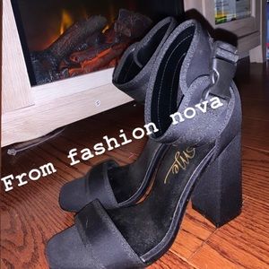Selling brand new pair of heels from fashion nova